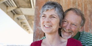 Ehepaar schaut in die Ferne