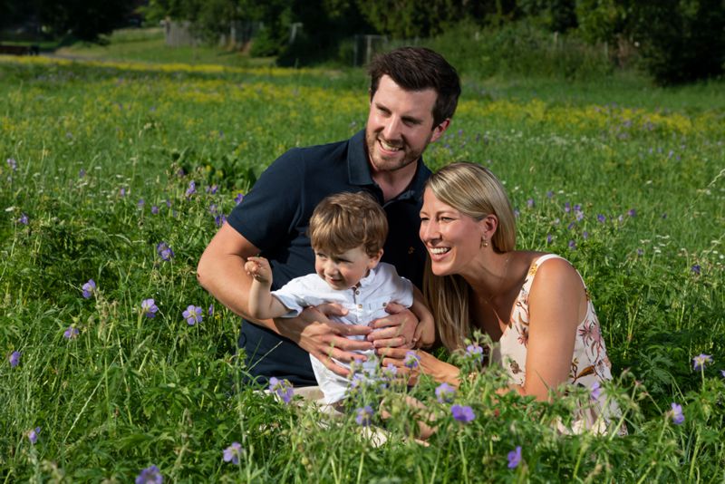 Familie in Blumenwiese